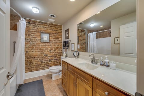 Combined shower/tub, hair dryer, towels