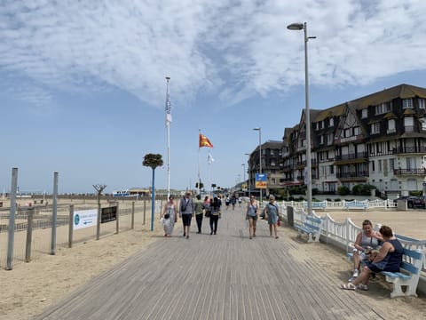 les planches at 3 minutes walking