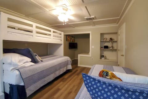 5 bedrooms, desk, internet, bed sheets