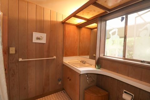 Combined shower/tub, hair dryer, towels, shampoo