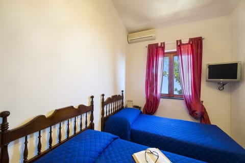 1 bedroom, iron/ironing board, internet, bed sheets