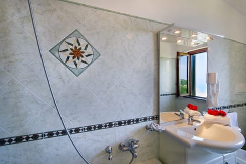 Combined shower/tub, towels