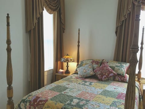 Renee's room: queen four poster bed, with Roku tv, windows