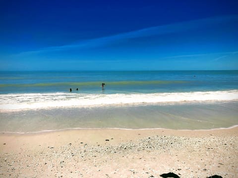 Beach nearby, sun loungers, beach towels