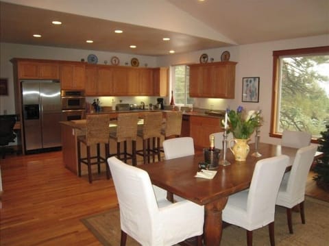 Kitchen and Dining (Enough chairs for 8+)