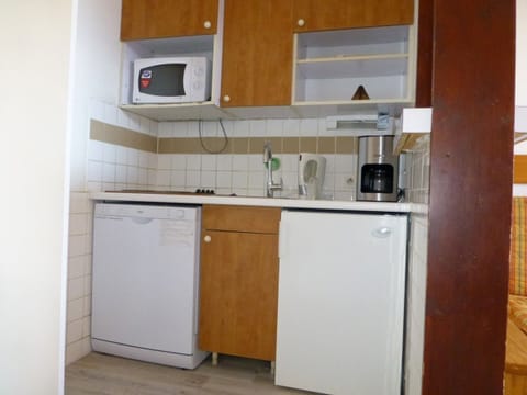 Microwave, oven, dishwasher, coffee/tea maker