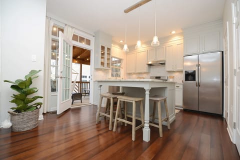 Private kitchen | Fridge, microwave, oven, stovetop