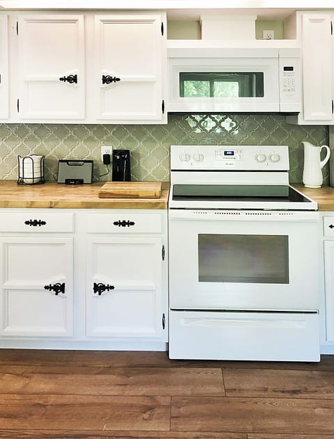 Full stove and refrigerator