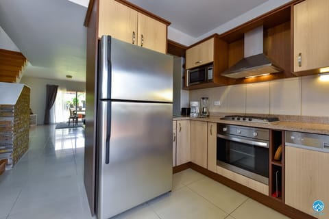 Full-size fridge, microwave, oven, stovetop