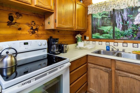Prepare anything from quick breakfasts to romantic dinners in this well-stocked kitchen with full-sized appliances and everything you need.