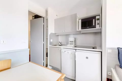 Fridge, microwave, dishwasher, coffee/tea maker