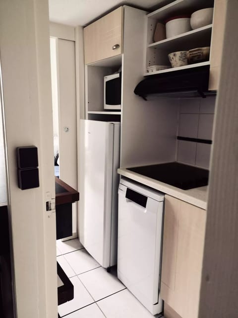 Fridge, microwave, dishwasher, coffee/tea maker