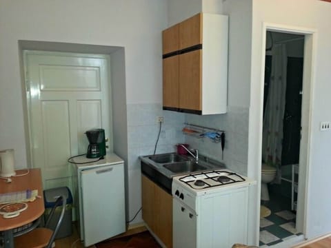 Fridge, stovetop, coffee/tea maker