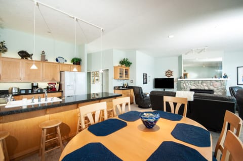 Depoe Bay Oregon Vacation Rental - Dinning Area