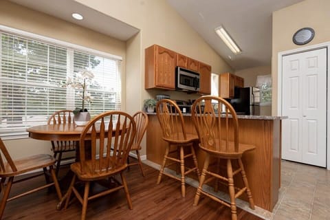 Dining area seats 4 with 2 bar chairs