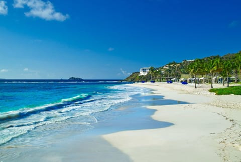 Beach nearby, sun loungers, beach towels