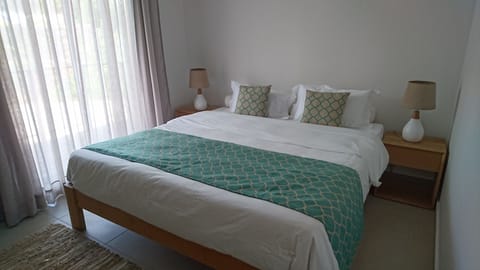 3 bedrooms, in-room safe, iron/ironing board, internet