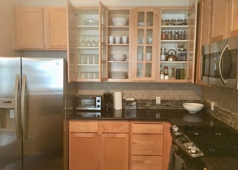 Fully stocked kitchen w/ coffeemaker, toaster oven, blender & all cooking needs