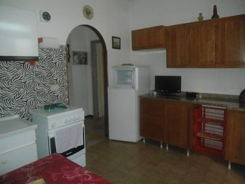 Fridge, oven, stovetop, cookware/dishes/utensils