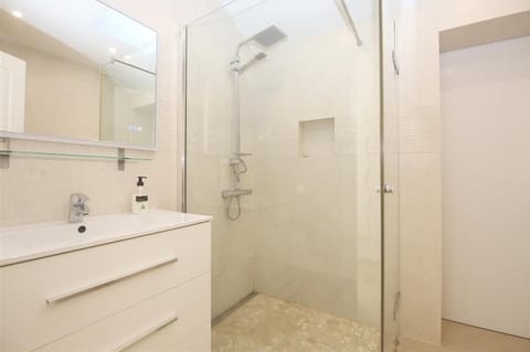 Combined shower/tub, hair dryer, towels