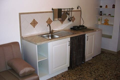 Fridge, stovetop, coffee/tea maker, highchair