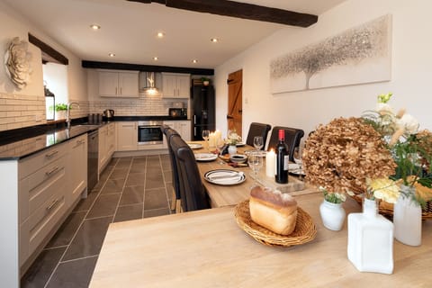 The Old Mill - brand new kitchen & dining up to 12