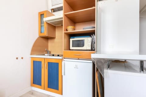 Fridge, microwave, dishwasher, coffee/tea maker