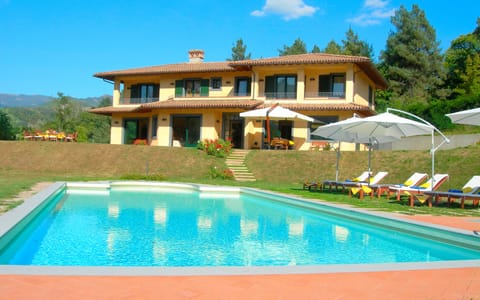 Villa Carla is in a lovely position and has a 16 metre heated pool 