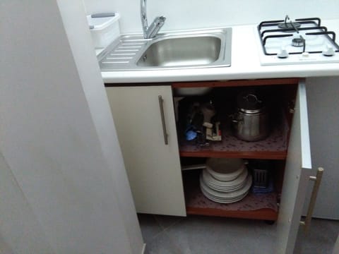 Fridge, oven, stovetop, coffee/tea maker