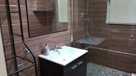 Combined shower/tub, towels