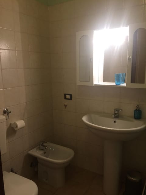 Shower, free toiletries, hair dryer, bidet