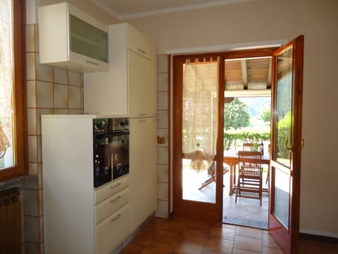 Fridge, dishwasher, coffee/tea maker, highchair