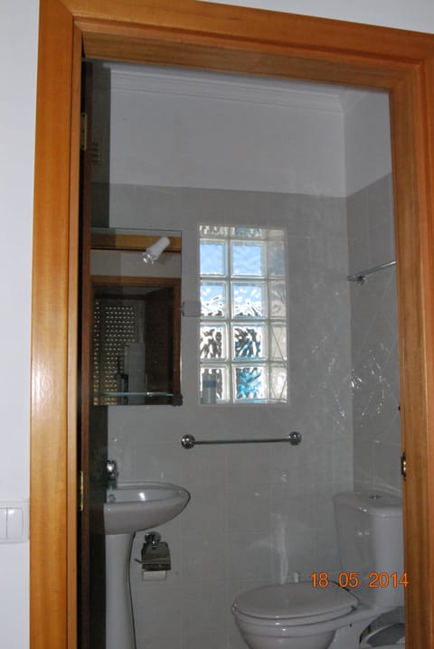 Combined shower/tub, bidet, towels