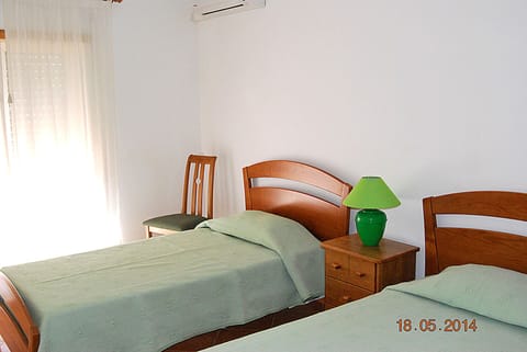 2 bedrooms, iron/ironing board, internet, bed sheets