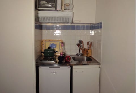 Fridge, oven, stovetop, coffee/tea maker