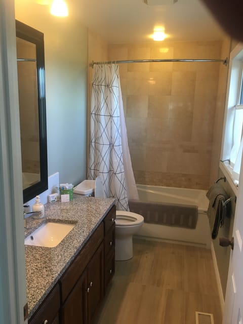 Combined shower/tub, towels