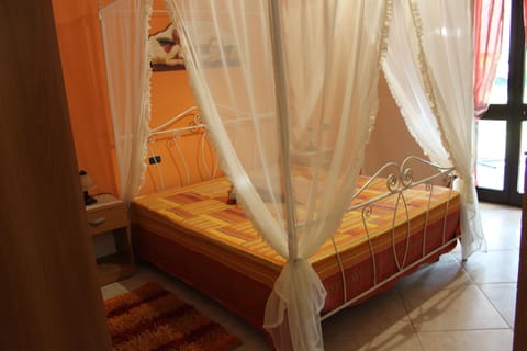 1 bedroom, bed sheets