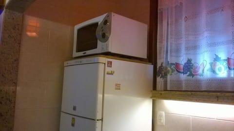 Fridge, oven, stovetop, coffee/tea maker