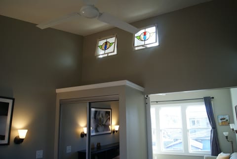 Sunny, new guest house, 11 foot ceilings, walkable to downtown Asheville. House in Historic Montford