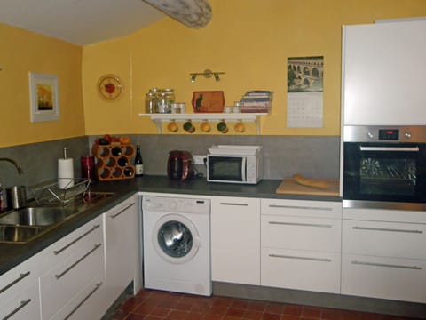 Our kitchen is well equipped for enjoying your meals in Provence.