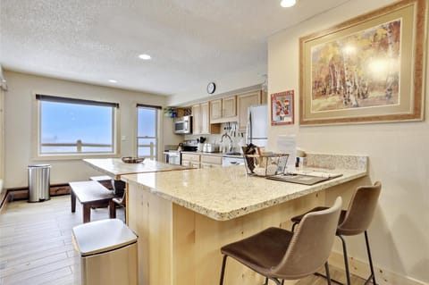 Open Kitchen / Dining area