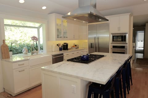 Breakfast Bar/Island