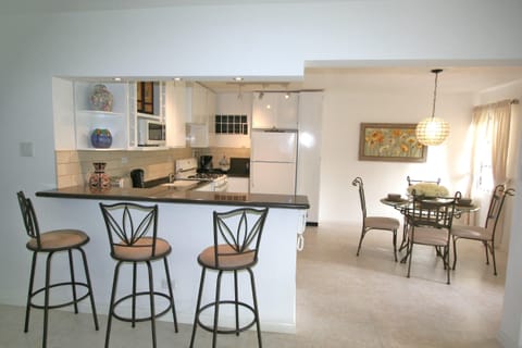 Private kitchen | Fridge, microwave, oven, stovetop