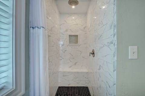 Combined shower/tub, hair dryer, towels