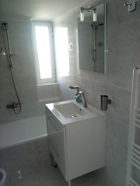 Combined shower/tub, hair dryer, bidet, towels