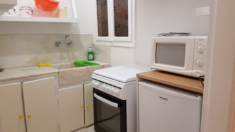 Fridge, microwave, oven, coffee/tea maker