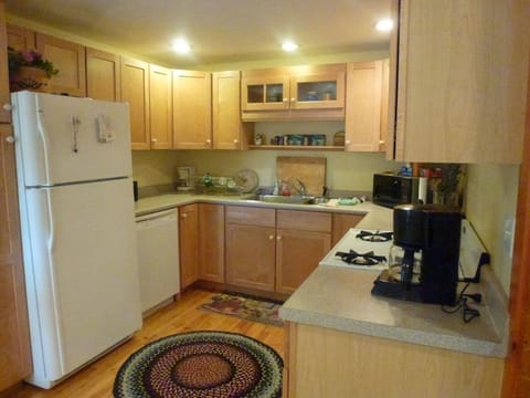 Microwave, dishwasher, coffee/tea maker, cookware/dishes/utensils