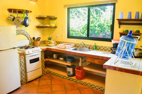 Fridge, oven, stovetop, coffee/tea maker