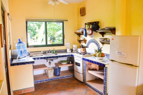 Fridge, oven, stovetop, coffee/tea maker