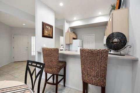 Breakfast Bar Open Kitchen